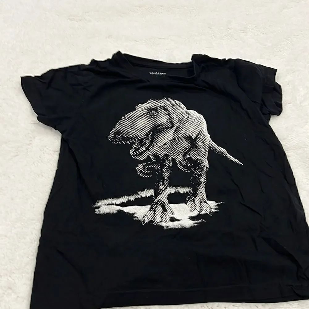 Primark black tea with dinosaur size 9 and shorts